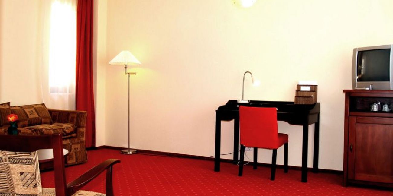 Hotel Floris 3* - Demipensiune + Masa festiva Paste Cheia 
