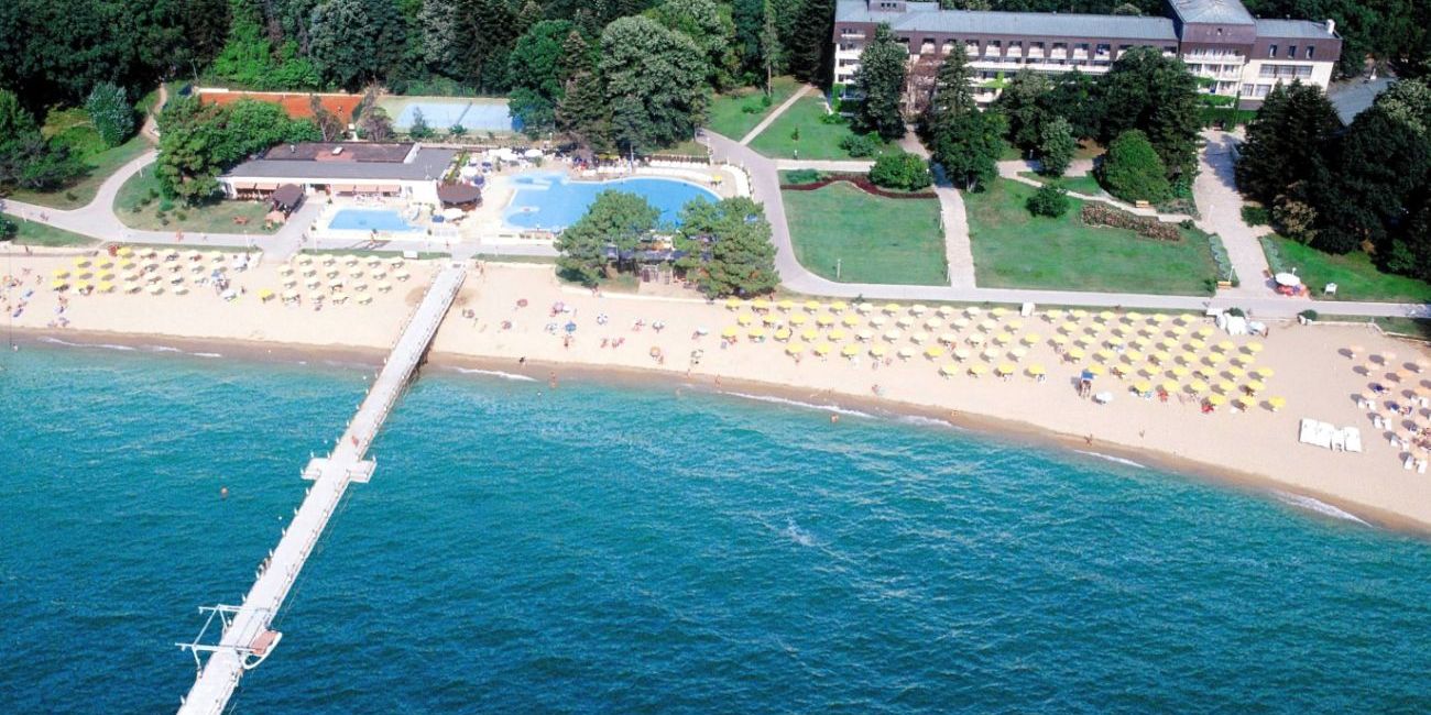 Golden palace казино волгоград. Ривера липецк. Imperial resort hotel болгария. Golden coast hotel & bungalows booking. Золотая ривьера.