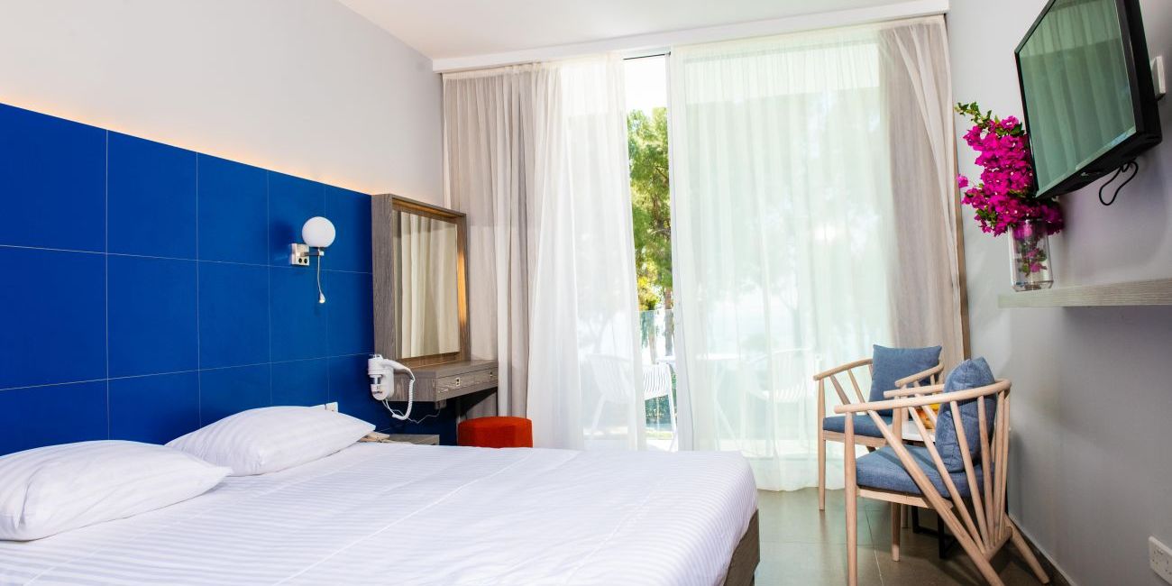 Park Beach Hotel 3*  Limassol 