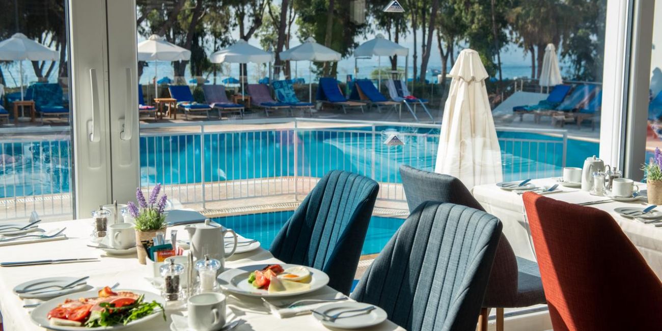 Park Beach Hotel 3*  Limassol 