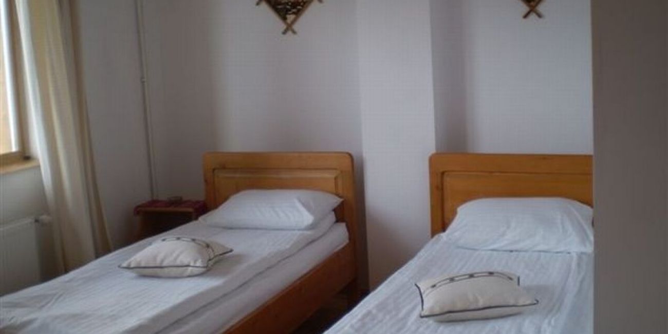 Pensiunea Casuta cu Ponei 4* - Fara Masa / Pensiune Completa / Masa Festiva Craciun Moeciu de Jos 