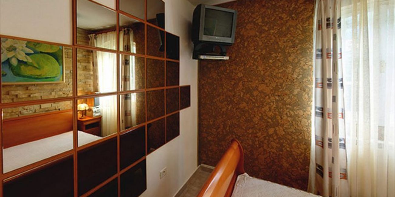 Vila Iris 4* - Mic Dejun Bio + Cina Festiva  Poiana Tapului 