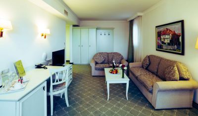 Imagine pentru Hotel Royal Palace Helena Park 5* valabile pentru 1 Mai 2023