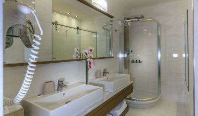 Imagine pentru Hotel Cosmopolitan & Spa 4* valabile pentru Litoral 2025