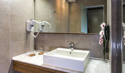 Imagine pentru Hotel Cosmopolitan & Spa 4* valabile pentru Litoral 2025