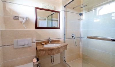 Imagine pentru Hotel Mondial 4* valabile pentru Litoral 2025