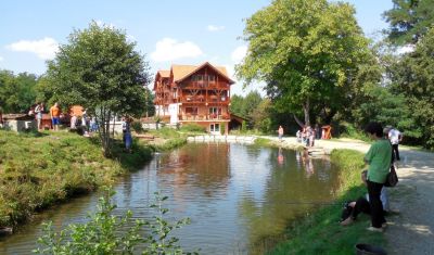 Imagine pentru Complex Pastravaria Albota 4*   valabile pentru Paste  2025