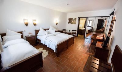 Imagine pentru Hotel Domeniul Dambu Morii 3* valabile pentru Paste  2025