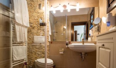Imagine pentru Hotel Domeniul Dambu Morii 3* valabile pentru Paste  2025