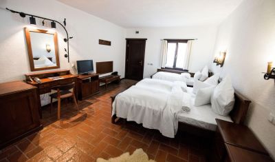 Imagine pentru Hotel Domeniul Dambu Morii 3* valabile pentru Paste  2025