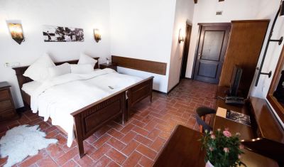 Imagine pentru Hotel Domeniul Dambu Morii 3* valabile pentru Paste  2025
