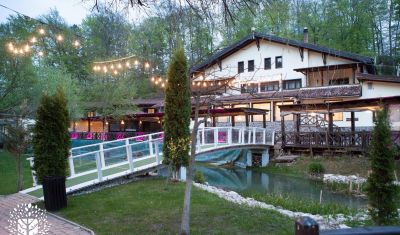 Imagine pentru Hotel Domeniul Dambu Morii 3* valabile pentru Paste  2025