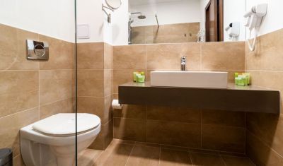 Imagine pentru Hotel Izvoare 4* valabile pentru Paste  2026