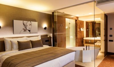 Imagine pentru Hotel Kronwell 4* valabile pentru Revelion 2026