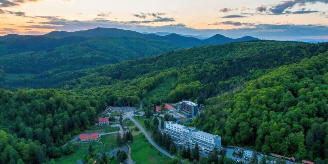 Oferta pentru Balneo 2025 Peakture Hotel Balvanyos 4* - Mic Dejun/Mic Dejun + Fisa Cont